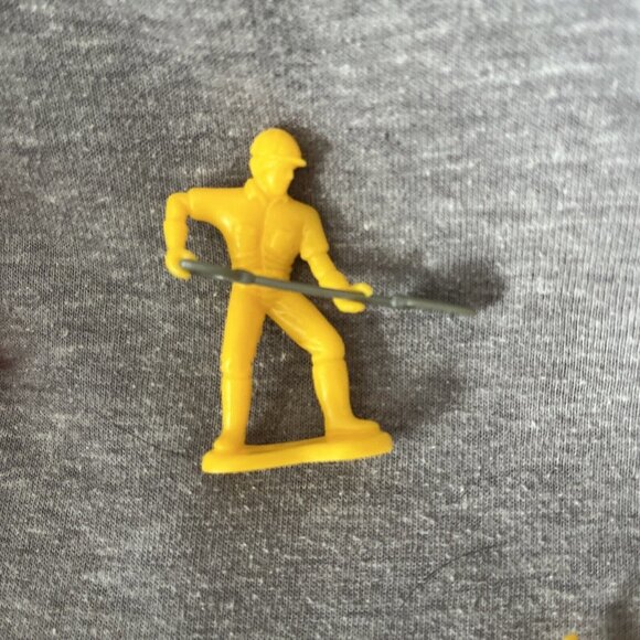 TOY PLASTIC CONSTRUCTION WORKERS 1.5" FIGURES SLEDGE HAMMER, SHOVEL, WHEELBARROW - Picture 4 of 5